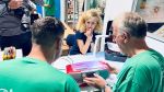 Bild2.Frau Schreiber-Lenz mit defektem CD-Player.jpeg